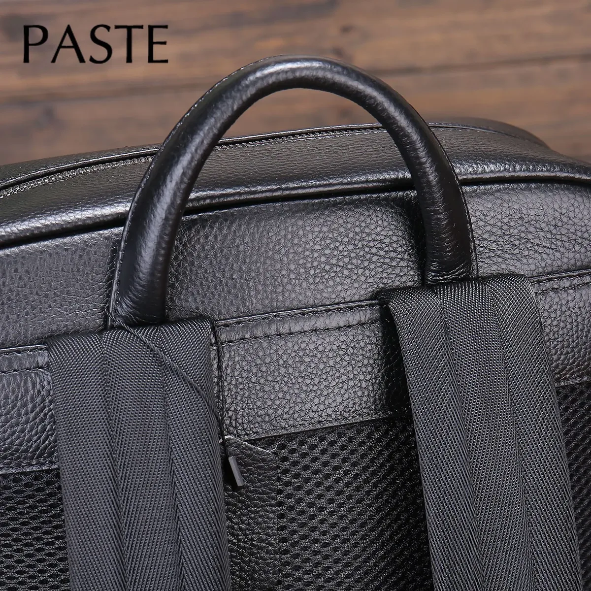 sac dos cuir vache noir grained texture bandoulière arquée compartiment ordinateur portable polyester polyaine grand capacité voyage affaires