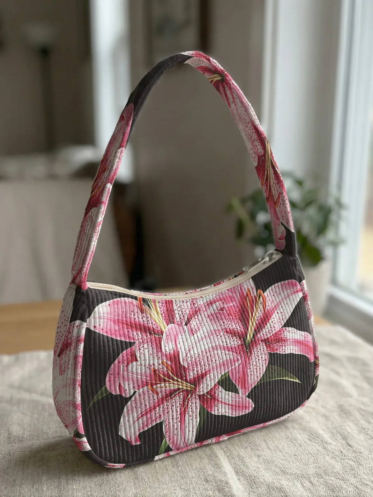 sac à bandoulière tendance à imprimé lys rose, sac sous le bras en velours côtelé noir pour un usage quotidien décontracté
