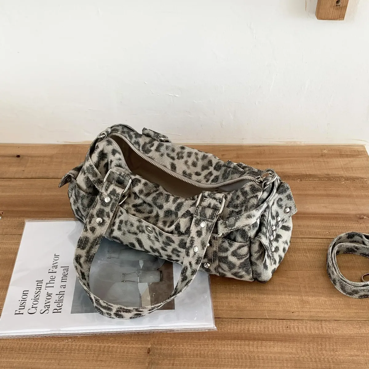 sac à main vintage léopard à rivets, sacoche boston décontractée en forme de baril pour femme, sac à bandoulière, fourre-tout tendance pour dames