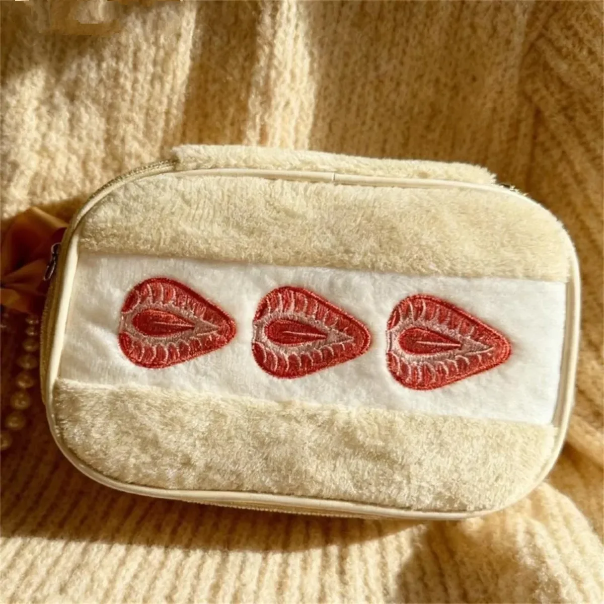 trousse de maquillage en peluche brodée motif fraise, sac de rangement multifonctionnel pour femme, sac à l'aspect esthétique.