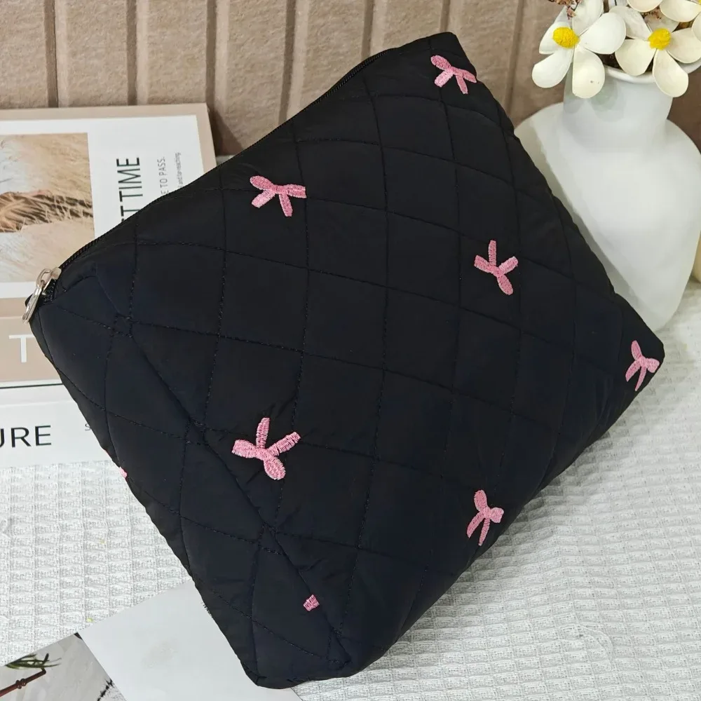 sac de rangement pour femmes, trousse de maquillage portable noire, grande capacité, nœud rose, pochette cosmétique matelassée, sac à main pour dames, articles de toilette de voyage, 2025