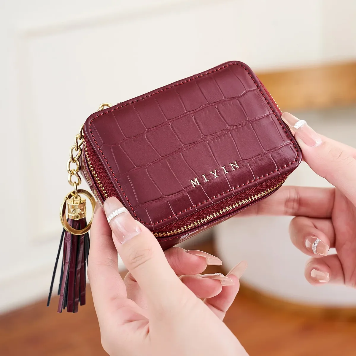 pochette à rouge à lèvres mini portable élégante pour femme, motif crocodile, sac carré à fermeture éclair avec pompon, trousse de maquillage simple couleur unie avec lettre