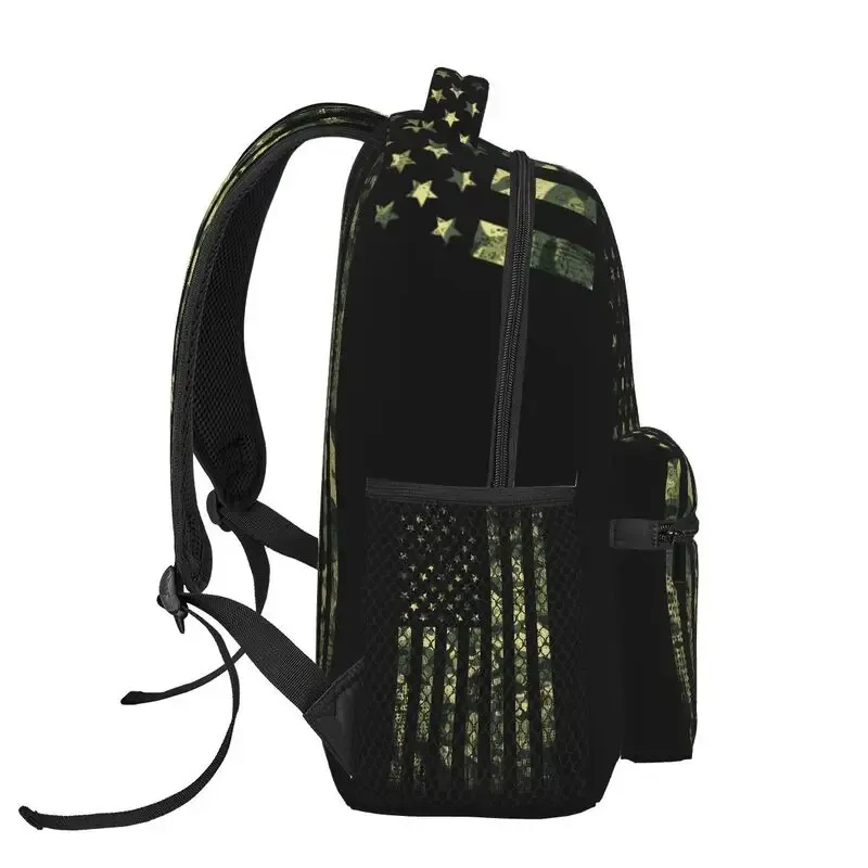sac dos toile polyester noir motif américain rayures bleu rouge vert format rectangulaire poignées latérales fermeture glissière usage voyage école week-end vacances