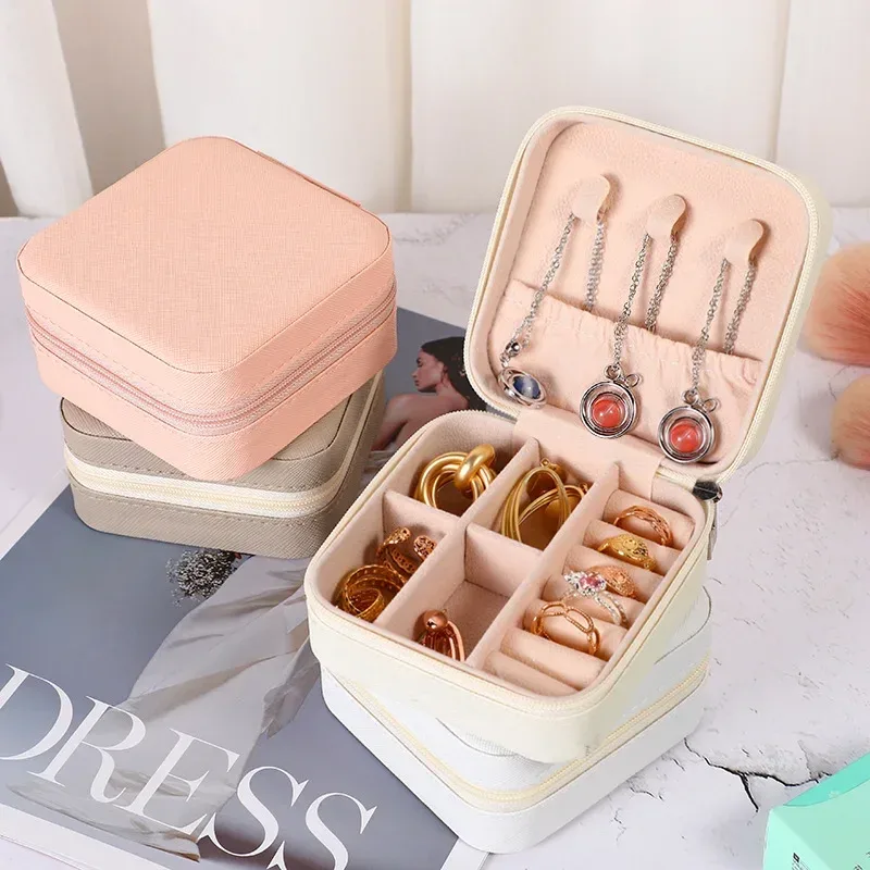 Mini boîte de rangement pour bijoux, portable, pour voyages en famille, boîte de rangement pour boucles d'oreilles et colliers, organisateur de bagues pour femmes, boîte de présentation en cuir PU