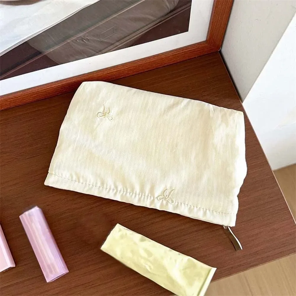 pochette à maquillage classique à rayures, motif brodé, fermeture éclair lisse, organiseur de cosmétiques, couleurs pastel, taille compacte, trousse de toilette