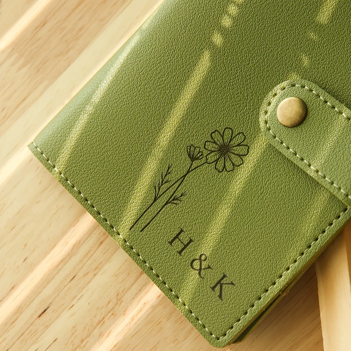 porte-passeport personnalisé en cuir synthétique avec fleur de naissance - nom et motif floral personnalisés, léger et pliable