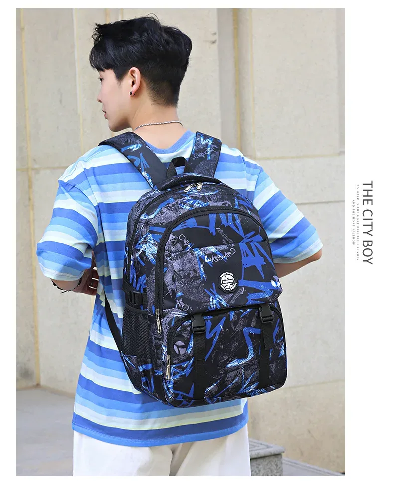 sac dos nylon camouflage bleu noir rouge format rectangulaire poche avant zippée fermeture éclair usage scolaire voyage
