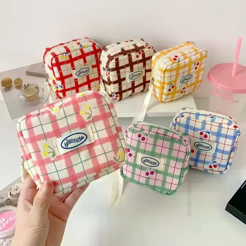 grande trousse de toilette coréenne à carreaux, sac à serviettes hygiéniques à petites cerises de grande valeur, mini sac de rangement portable, sac pour casque bluetooth