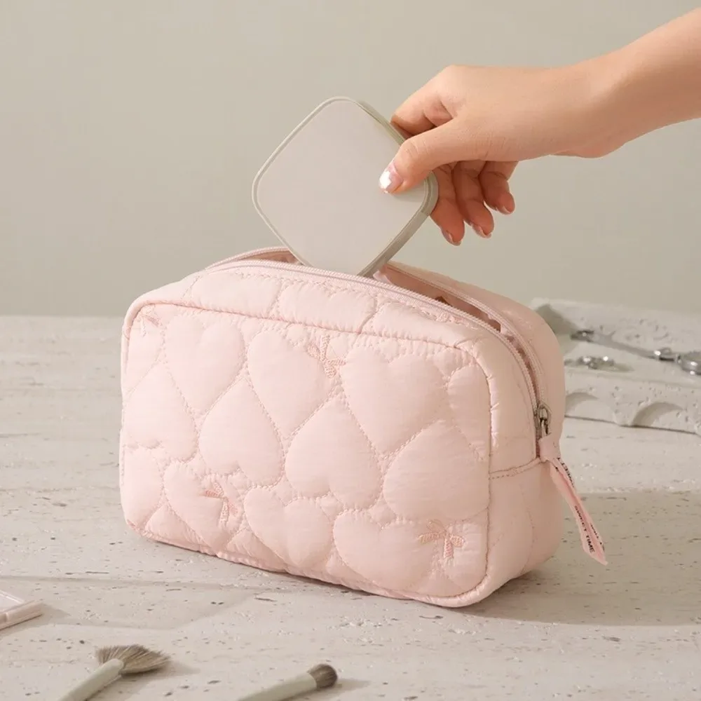pochette de maquillage matelassée tendance, légère, avec nœud en forme de cœur, grande capacité, sac de toilette de voyage pour femmes