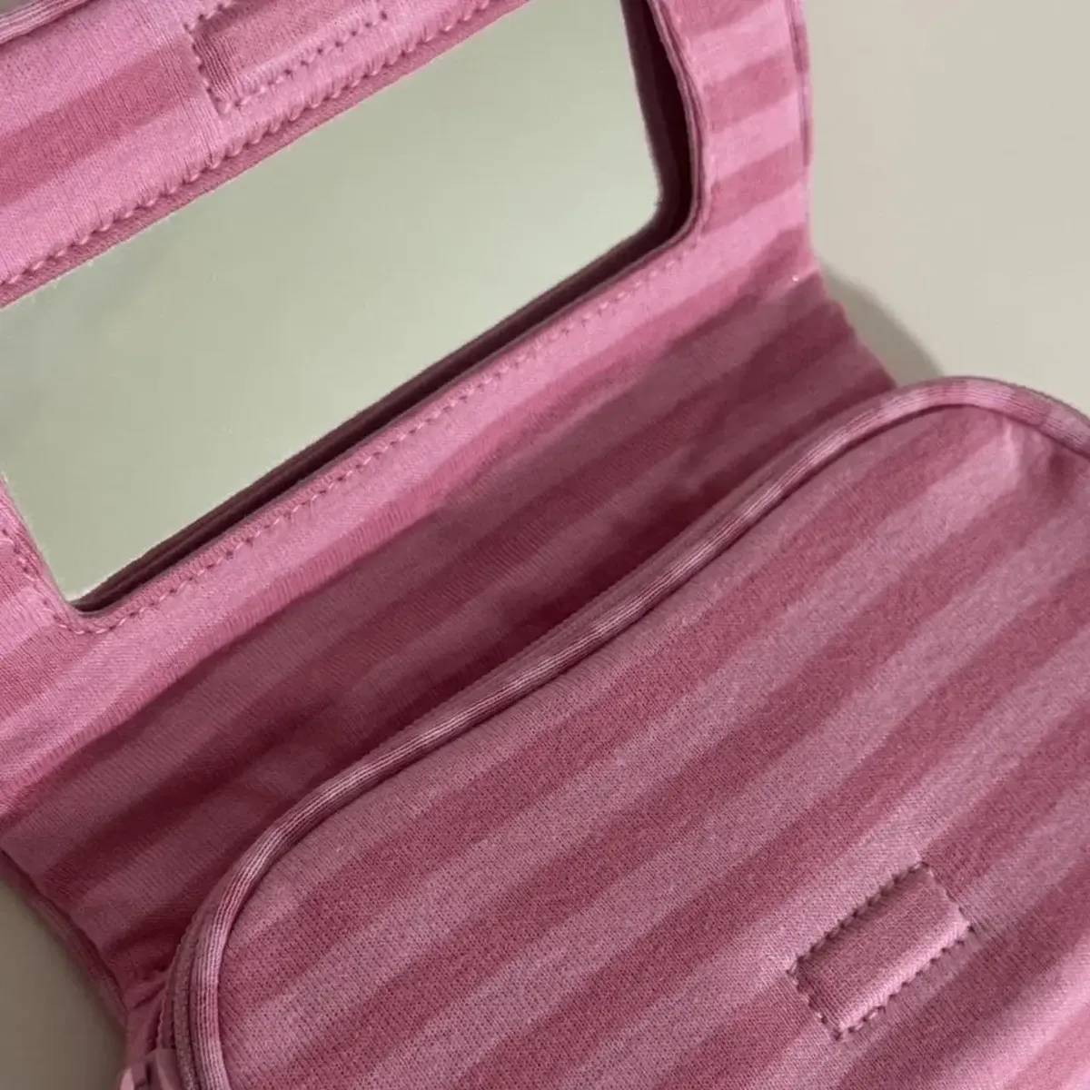 trousse de maquillage rose rayée à rabat pour femme, sac de voyage cosmétique portable avec fermeture éclair, organisateur de voyage pour filles, mignon et adorable, avec miroir, pochette de toilette