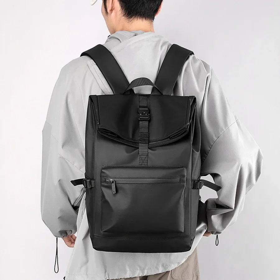 sac dos nylon noir design simple fonctionnel bandoulière arquée grand format polyester intérieur informatique décontracté voyage business