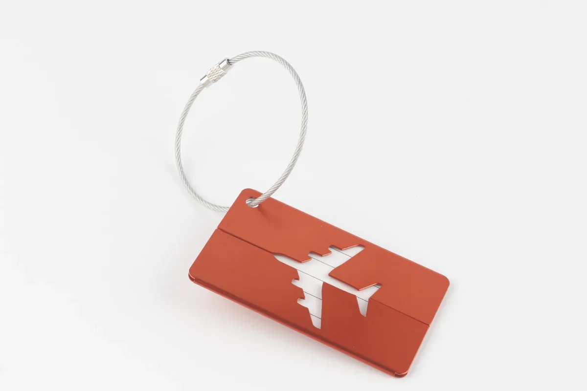 étiquette bagage métallique noire blanc avion voyage identification anti-perte accessoires pliable pièces unies motif solidité usage