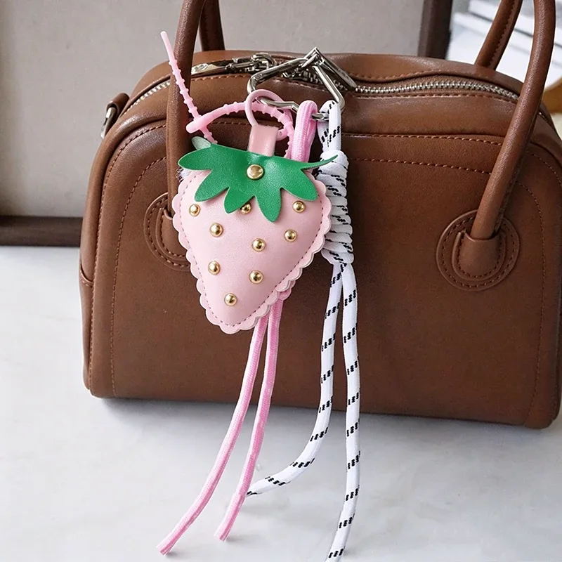 porte-clés pendentif en cuir pu tressé avec motif fraise et cerise, accessoire de sac à dos pour femme