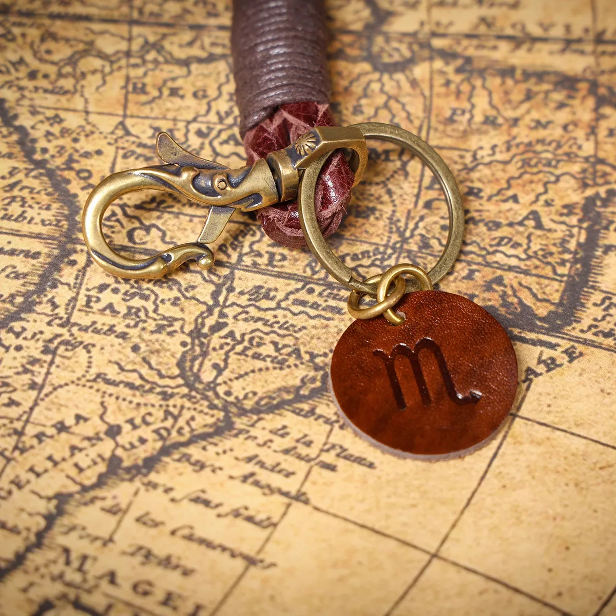 porte-clés vintage en cuir véritable fait main, tissé à la main en cuir de vache, cadeau pour hommes et femmes avec crochet en laiton zodiacal, accessoire pour sac à dos.