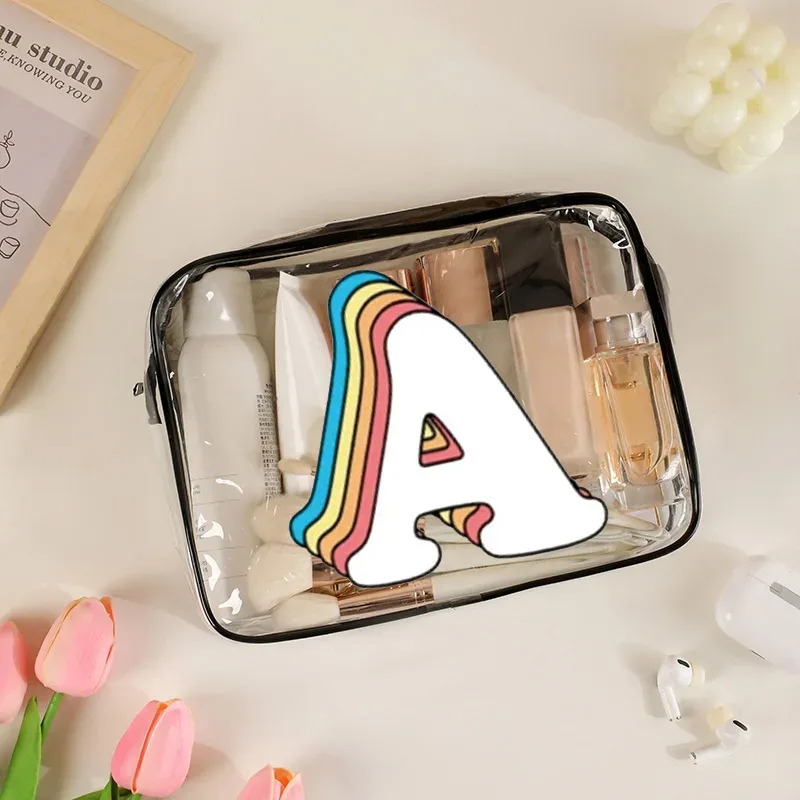 organisateur voyage cosmétiques pvc translucide poignée noire motif arcs-en-ciel lettre grande capacité format tonneau sac compression