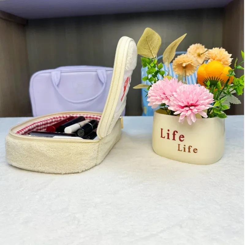 trousse de maquillage en peluche brodée motif fraise, sac de rangement multifonctionnel pour femme, sac à l'aspect esthétique.