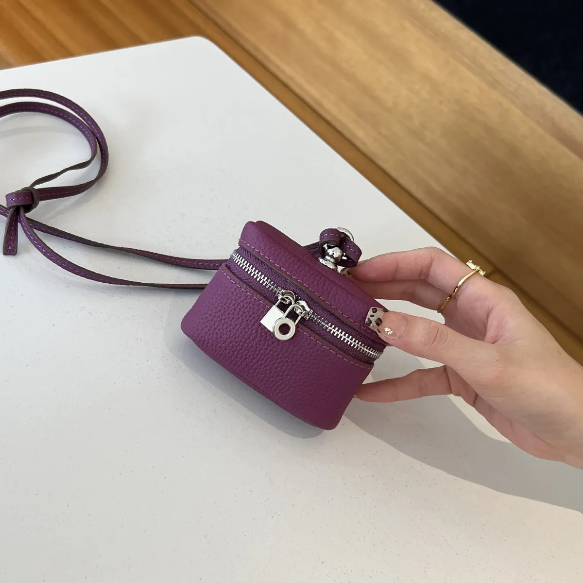 lettres personnalisées gratuites sac en peau de vache charme petit porte-monnaie ins vent simple portable sac de cou rouge à lèvres organisateur sac écouteur sac