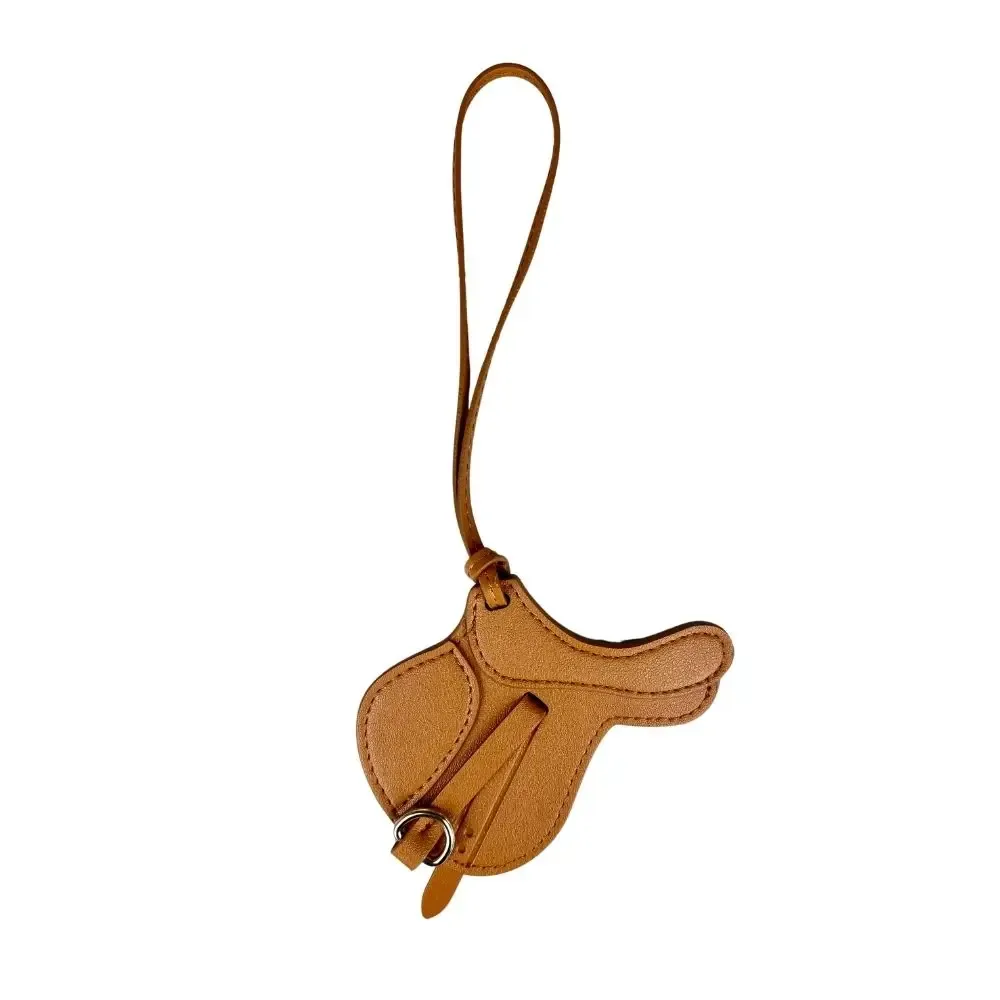 pochette selle cheval cuir marron clair ornementation équestre accessoire voyage style raffiné artisanal unique