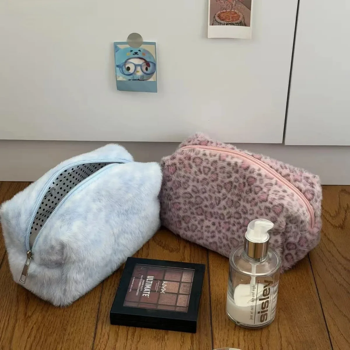 trousse toilette plush imprimé léopard rose beige motif léopard bleu clair voyage cosmétiques maquillage sac peluche