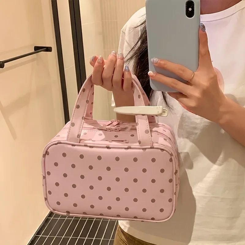 nouveau modèle 2026 : trousse de maquillage portable à pois, grande capacité, en pu avec design superposé, compartiment à trois couches, peut être accrochée à une valise, avec plusieurs poches en filet à l'intérieur, trousse de toilette de voyage, sac de rangement, avec poignée robuste, trousse de maquillage portable pour femme