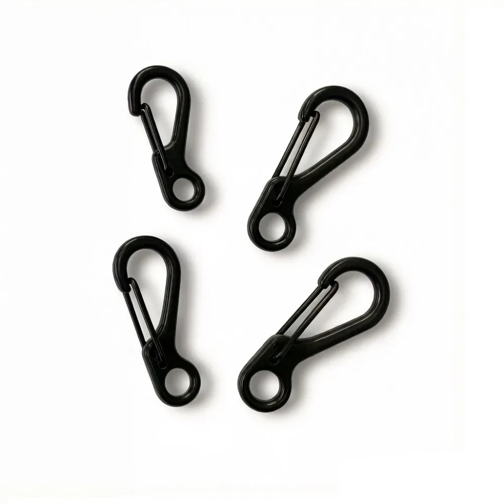 carabiner métal noir clip ressort sangles voyage camping escalade survie activités plein air randonnée utilisation rapide sécurisée conception robuste