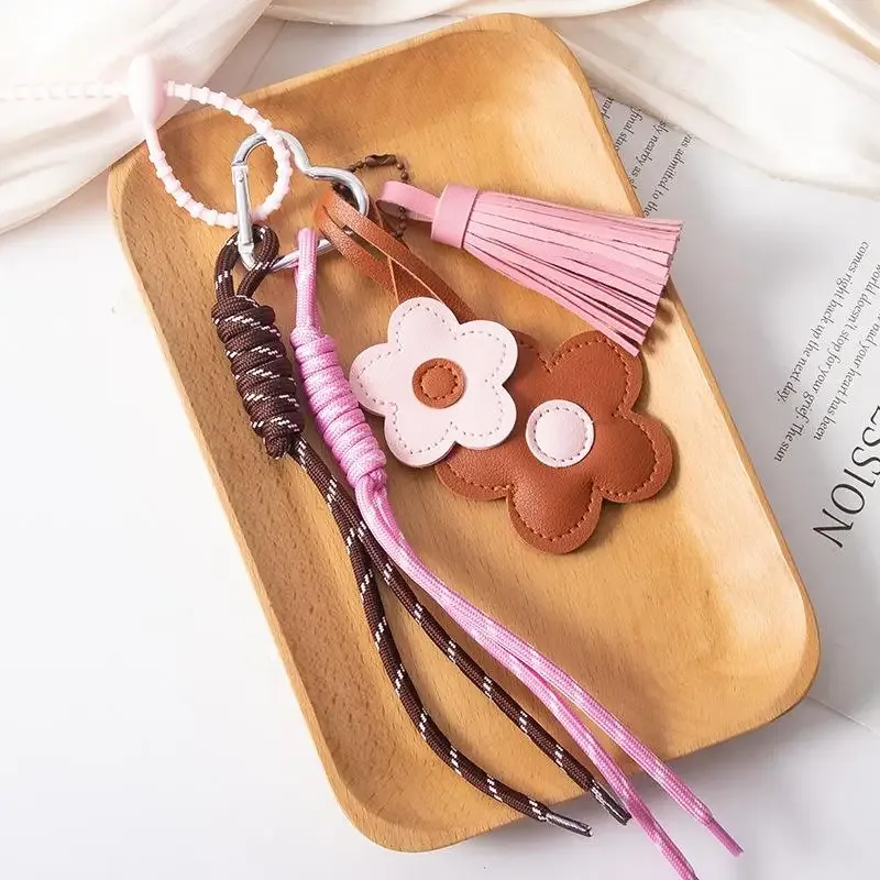 1 pièce – charme de sac en cuir tressé avec fleur et pompon, idéal pour sac à main, sac à dos et accessoires