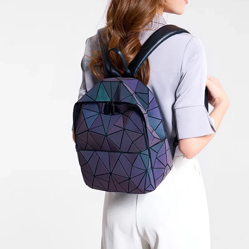 sac à dos tendance et polyvalent pour femmes, orné d’un motif en losanges, avec un motif géométrique en losanges et des coutures changeant de couleur dans l’obscurité.