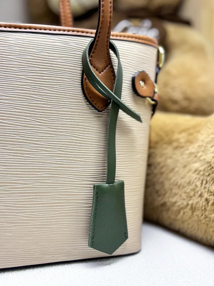 lettre personnalisable gratuite, nouveaux accessoires de sac en cuir pu, pendentif d'étiquette de bagage personnalisé multicolore, en stock pour garçons et filles