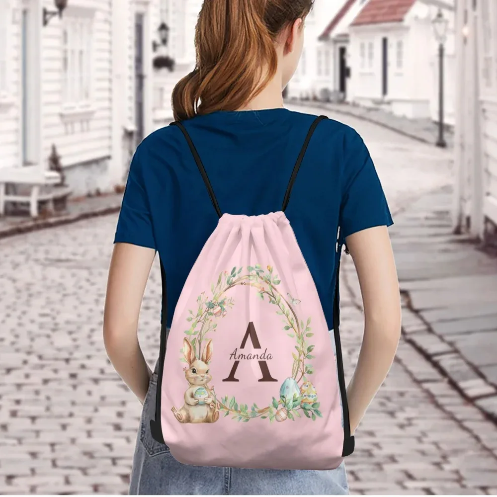 sac à dos à cordon personnalisable sur le thème de pâques, disponible en 4 couleurs fraîches au choix, personnalisé avec un nom unique – idéal pour les fêtes !