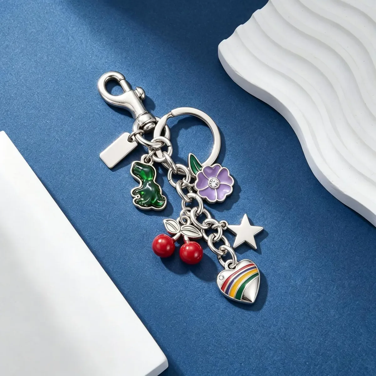 pince clé ornements charmes cerise fleur étoile cœur arc ciel métal doré marron rose décoration sac main porte clés accessoire voyage