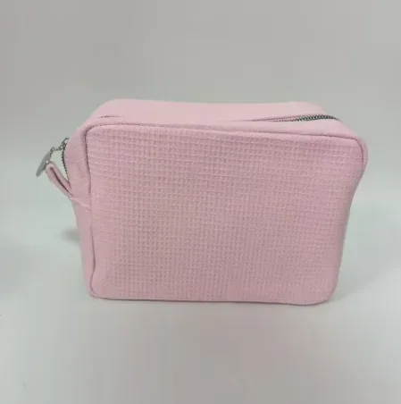 trousse de toilette personnalisée en tissu gaufré : pochette de toilette monogrammée | organisateur de voyage avec nom brodé | cadeau pour une future mariée