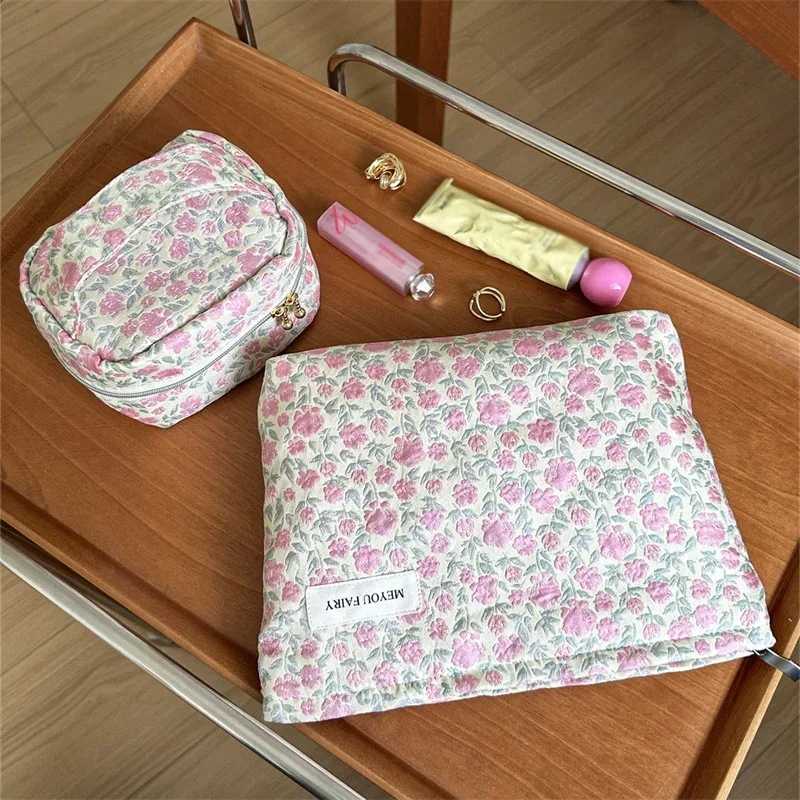 trousse toilette polyester motif floral rose blanc sac rectangulaire poignée métallique sac ovale fermeture glissière accessoires cosmétiques voyage femme