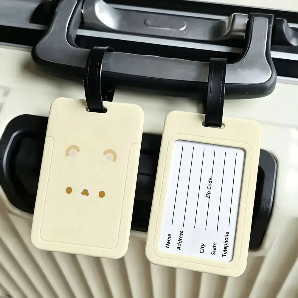 étiquette bagage plastique pvc motif rilakkuma couleurs roses rouges blanches voyage ecole pratique antiperte ceinture porté