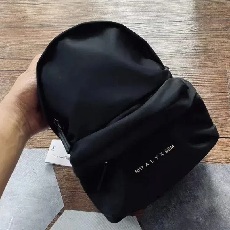 sac dos nylon lettre logo doublure nylon intérieur zippé style décontracté capacité inférieure 20 litres usage voyage sport