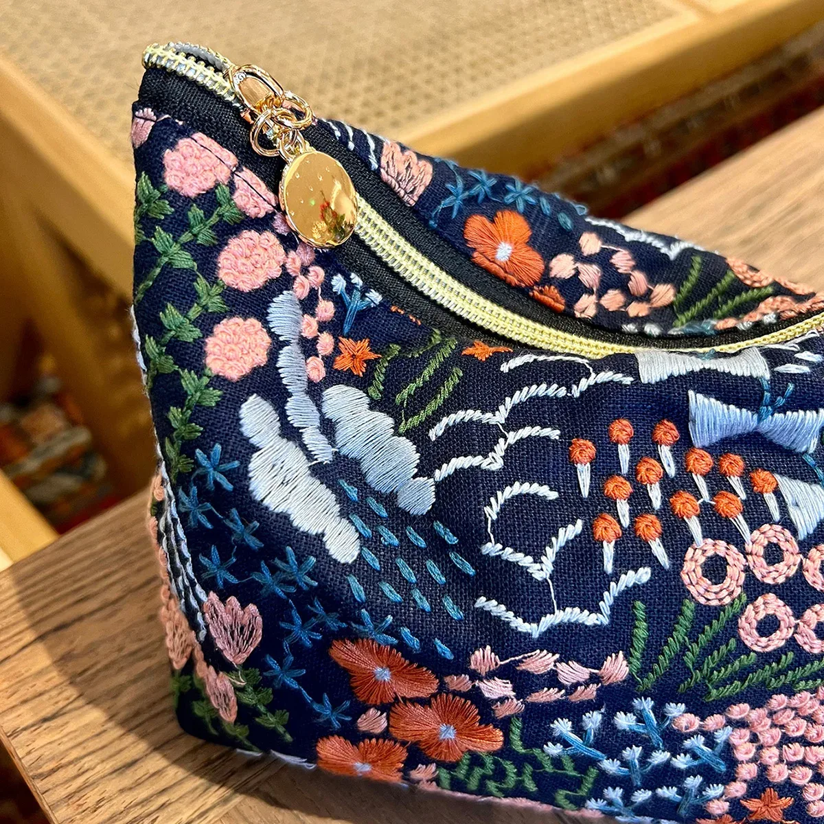 pochette de maquillage brodée florale, petit sac à main en tissu pour les vacances, sac de voyage portable à fermeture éclair pour filles, idéal pour les voyages d'affaires