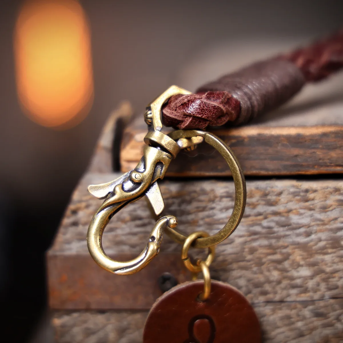 porte-clés vintage en cuir véritable fait main, tissé à la main en cuir de vache, cadeau pour hommes et femmes avec crochet en laiton zodiacal, accessoire pour sac à dos.