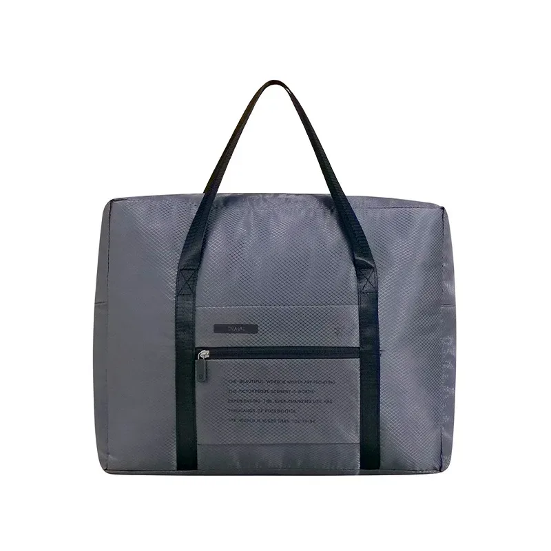 un sac à main pliable qui peut être fixé à la poignée d'un bagage, avec une grande capacité pour contenir les essentiels de voyage ; il peut également être plié en un sac de rangement compact en quelques étapes simples