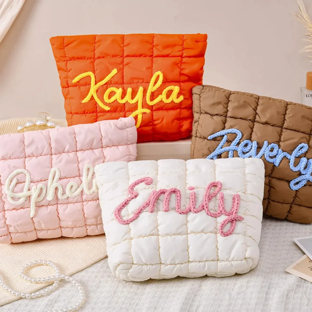 pochette à maquillage personnalisée — pochette zippée matelassée avec nom personnalisé | sac cadeau de voyage | organisateur de voyage portable ultra-doux