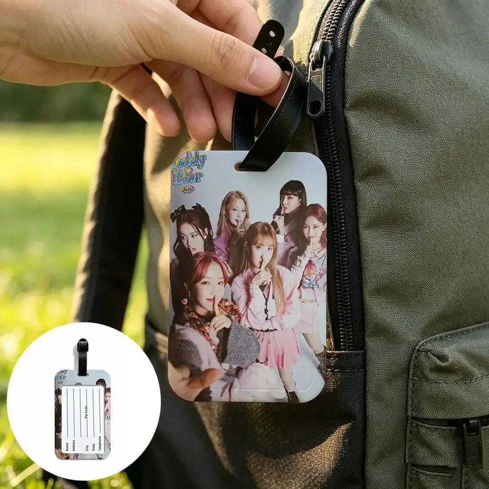 étiquette de bagage en pvc multi-scènes du groupe kpop s-stayc, design anti-perte avec carte d'information pour sac à dos et bagages de voyage.
