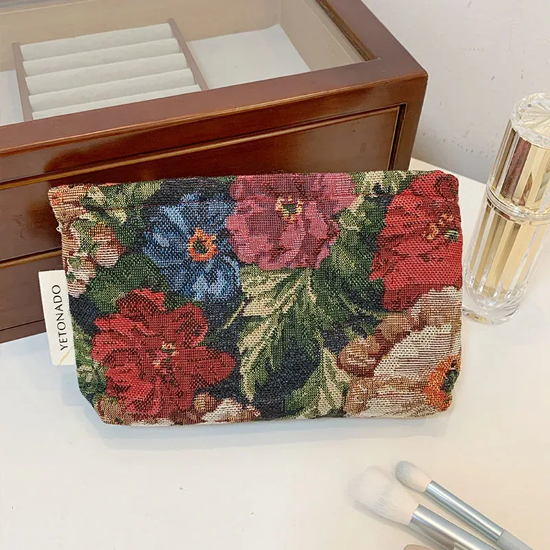 sac à cosmétiques pour femmes, étui vintage en tissu jacquard floral rouge foncé, pochette de rangement de maquillage avec fermeture éclair, petit grand sac pour brosses de toilette