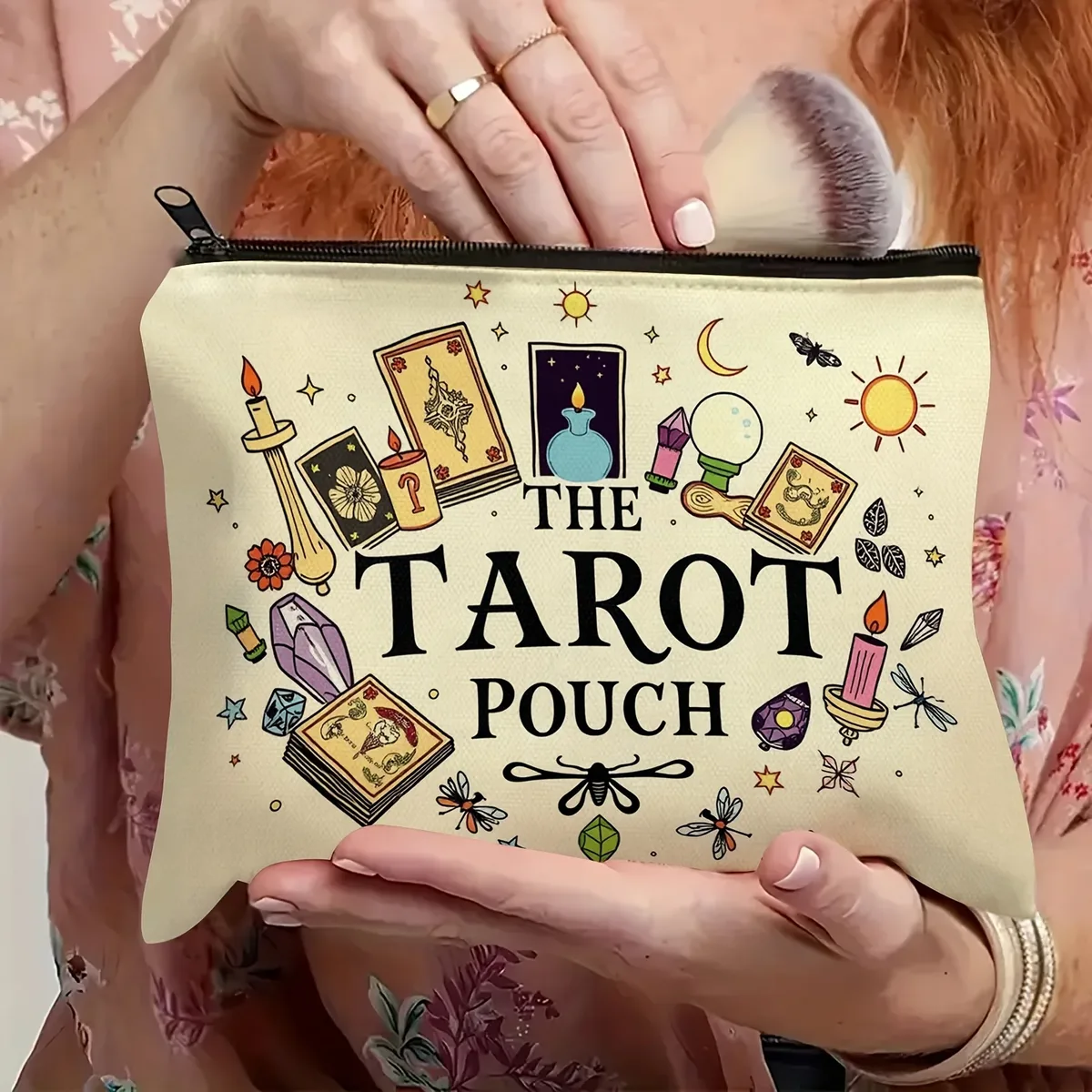 la pochette de tarot conception de carte de tarot cosmique vibrante sac cosmétique compact et portable en polyester durable pour un usage quotidien ou une pochette de voyage