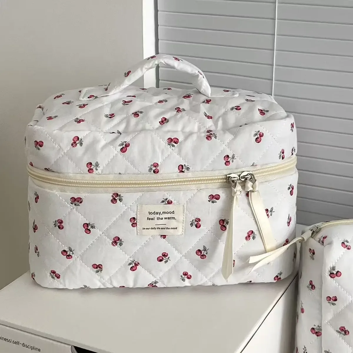 pochette de maquillage cherry pour femmes, sacs cosmétiques tendance, pochette de voyage portable et mignonne, sac à main en coton matelassé avec fermeture éclair