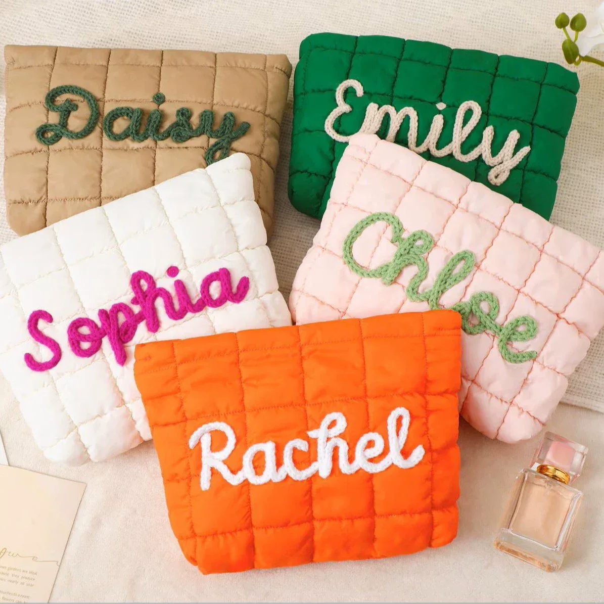 pochette à maquillage personnalisée — pochette zippée matelassée avec nom personnalisé | sac cadeau de voyage | organisateur de voyage portable ultra-doux
