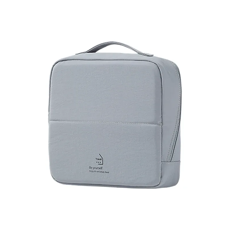 la trousse de maquillage structurée en taslan est un indispensable de voyage pour la femme sophistiquée, fabriquée en tissu taslan, elle n'est pas facile à nettoyer.