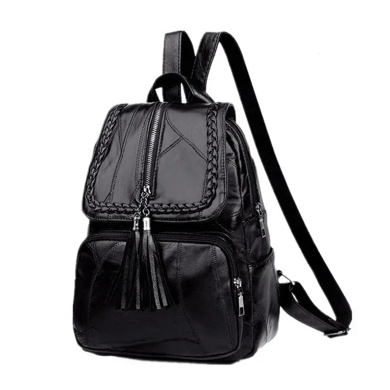 sac dos cuir noir bandoulière arquée fermeture éclair poches lateral pompon decoratif usage voyage polyvalent
