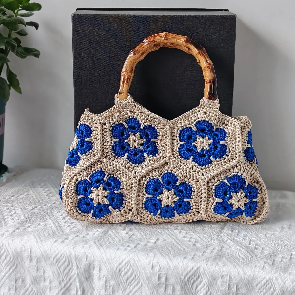 sac fourre-tout carré granny en crochet fait à la main avec poignée de style bambou, sac à bandoulière à motif de fleurs tissées vintage pour femmes