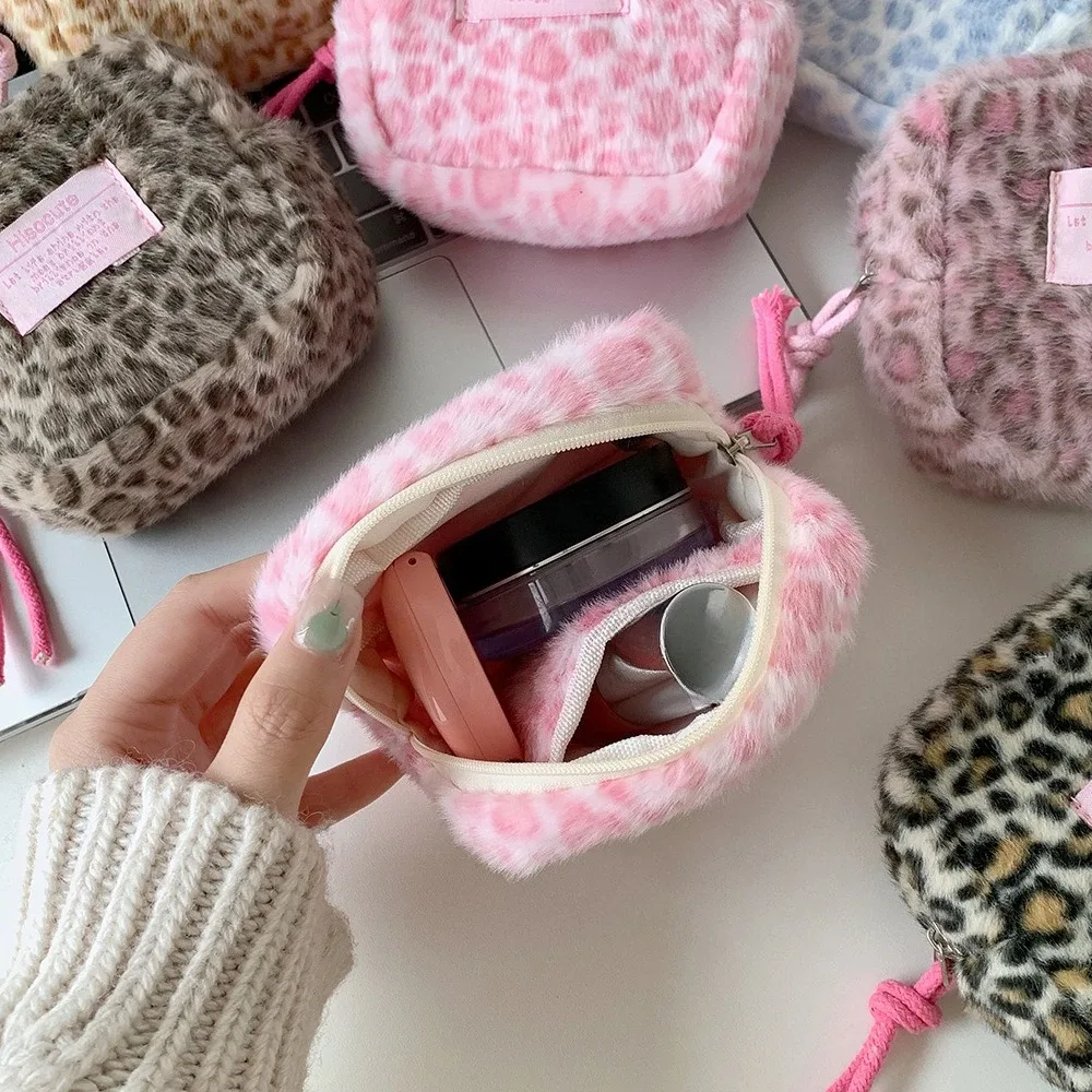 Pochette cosmétique carrée en peluche à imprimé léopard, sac portable pour serviettes hygiéniques, petite trousse de maquillage, porte-monnaie à fermeture éclair pour étudiants, porte-cartes