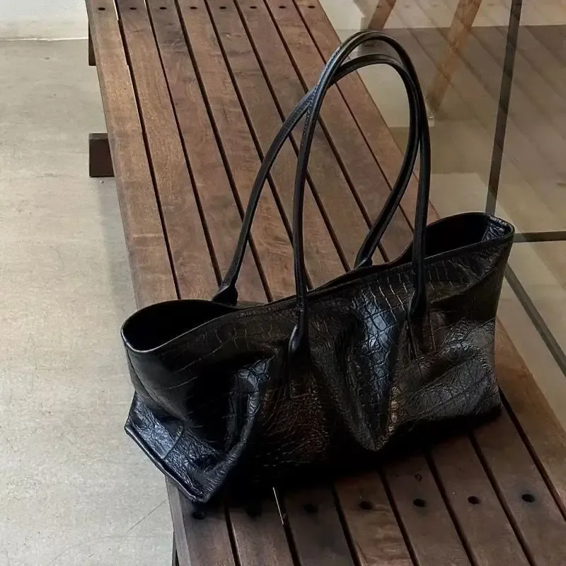 sac fourre-tout noir rétro pour femmes, en similicuir gaufré façon crocodile, grande capacité, sac à bandoulière, sac à main polyvalent pour femmes, idéal pour les trajets quotidiens.