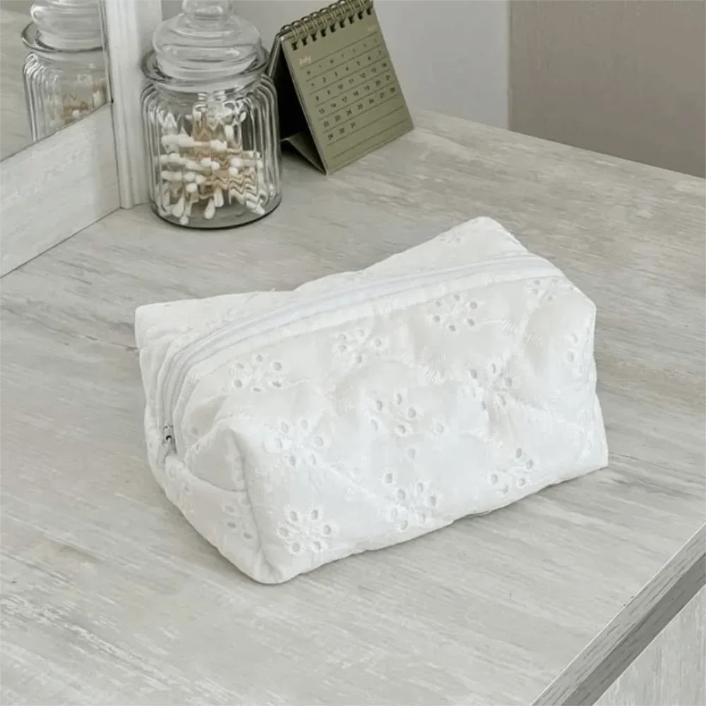 ins – trousse de maquillage matelassée, sac de rangement de voyage en dentelle blanche avec nœud élégant, sac à cosmétiques brodé floral, trousse de toilette de voyage