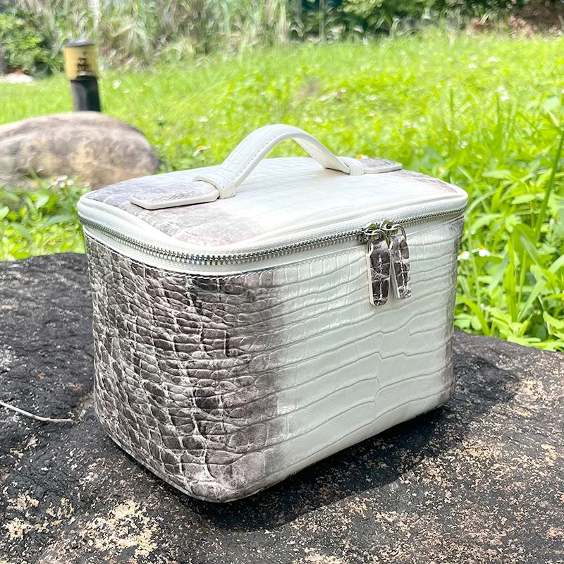 Trousse de maquillage en cuir véritable à motif crocodile, modèle pour femmes, nouvelle version, grande capacité, sac de rangement portable, sac de voyage, trousse de toilette, sac à main pour produits de beauté.